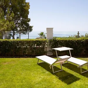 frontline-beach-ground-floor-apartment-with-private.es-andalucia.com/
